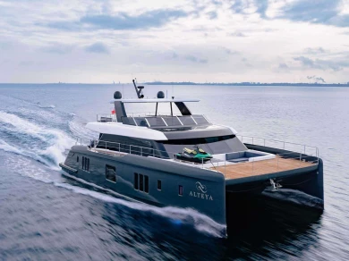 Sunreef Sunreef 70 Power charter bareboat or captained in  Álimos
