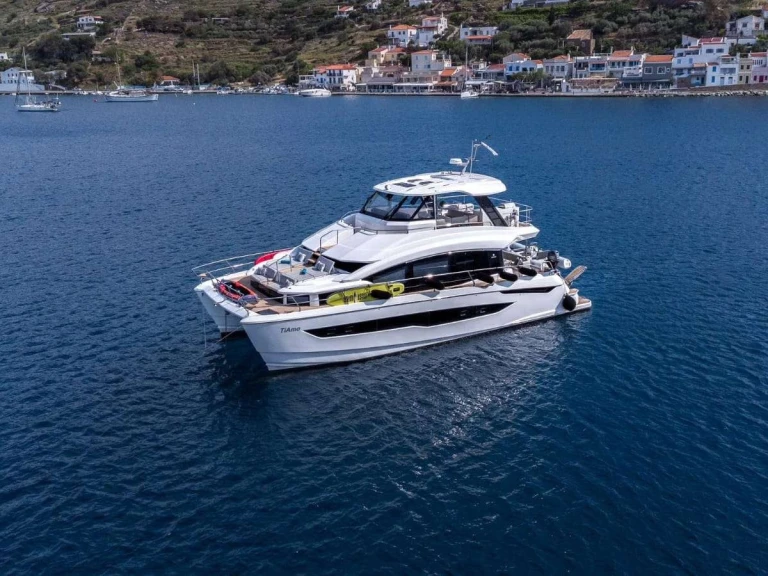 Bateau à moteur à louer à Lávrio au meilleur prix
