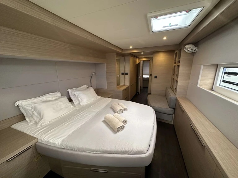 Catamaran à louer à Néa Péramos au meilleur prix