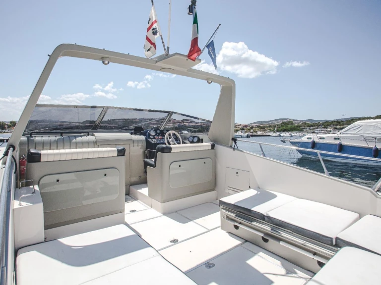 Louer Bateau à moteur avec ou sans skipper Riva à Porto Pozzo