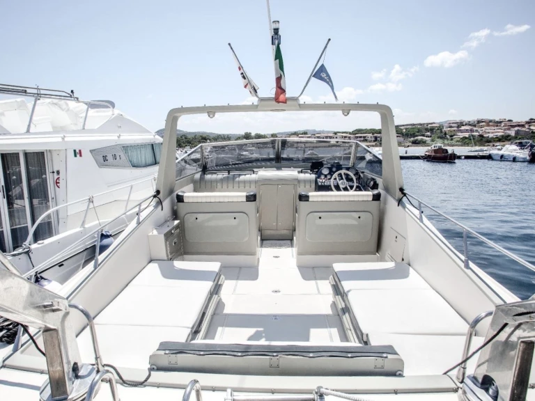 Location Bateau à moteur à Porto Pozzo - Riva Bravo 38 special