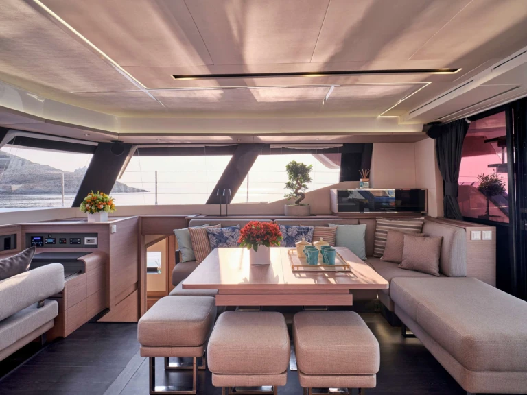Catamaran à louer à Néa Péramos au meilleur prix