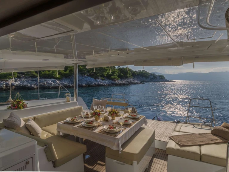 Catamaran à louer à Toúrlos au meilleur prix