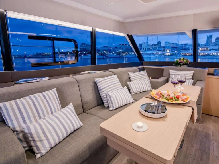 Location Bateau à moteur Fountaine Pajot avec permis