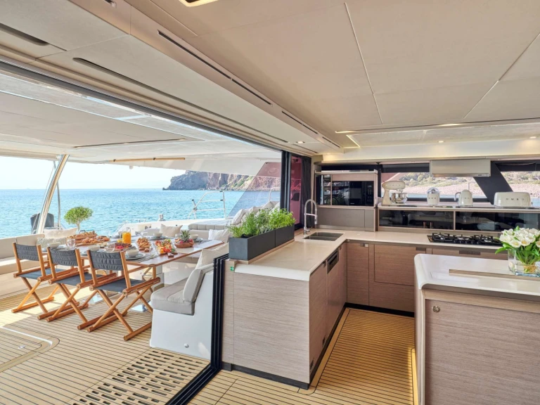 Location bateau Fountaine Pajot Fountaine Pajot Alegria 67 (4 cab) à Néa Péramos sur Samboat
