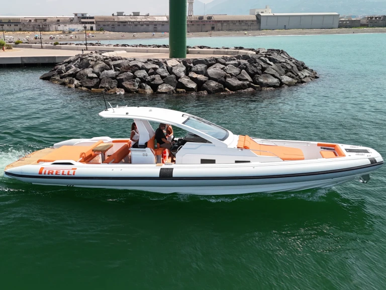 Louer Bateau à moteur avec ou sans skipper Pirelli à Castellammare di Stabia