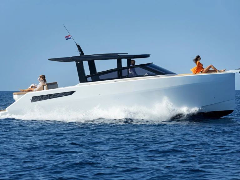 Louer Bateau à moteur avec ou sans skipper Custom Made à Hvar