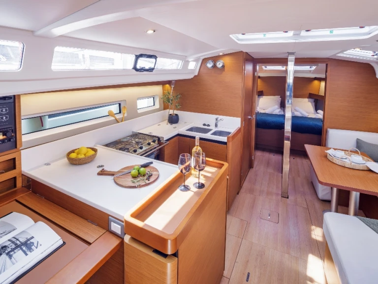 Location bateau Néa Péramos pas cher Sun Odyssey 440