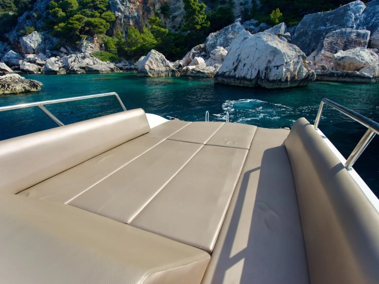 Louez un Aqua-Sport Enzo 35 à Hvar