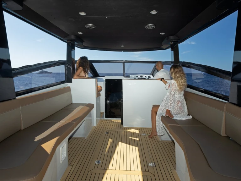 Louer Bateau à moteur avec ou sans skipper Custom Made à Hvar