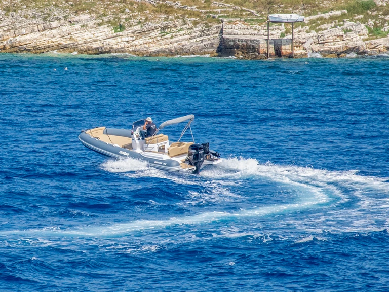 Louer Semi-rigide avec ou sans skipper Salpa à Gáïos
