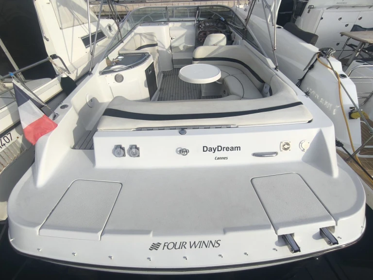 Bateau à moteur à louer à Cannes au meilleur prix