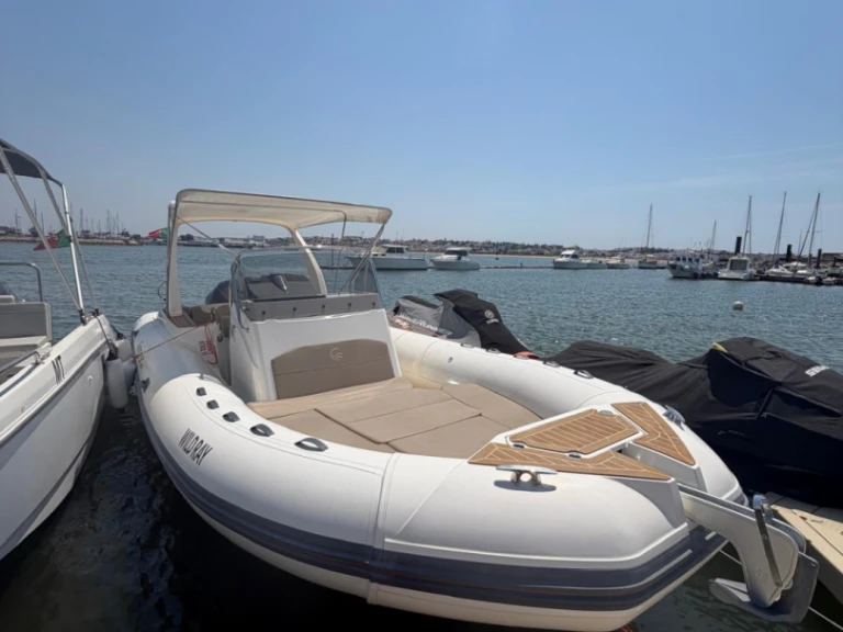 Louer Semi-rigide avec ou sans skipper Capelli à Portimão