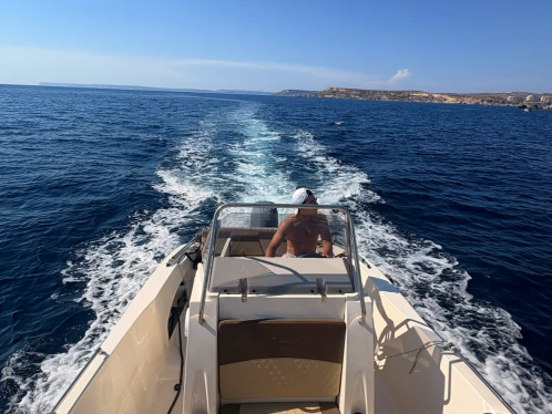 Location Bateau à moteur Nireus avec permis