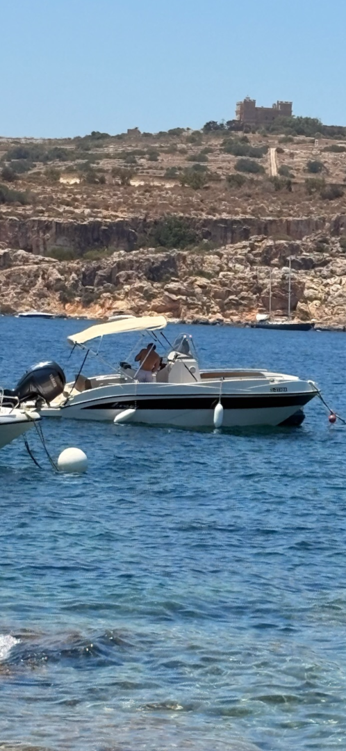 Bateau à moteur à louer à Saint Paul's Bay au meilleur prix