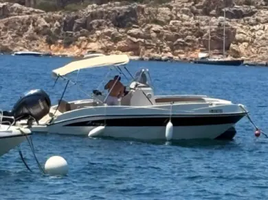 Bateau à moteur à louer à Saint Paul's Bay au meilleur prix