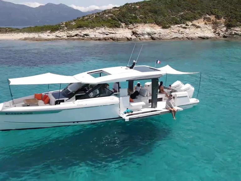 Bateau à moteur à louer à Golfe de Saint-Tropez au meilleur prix