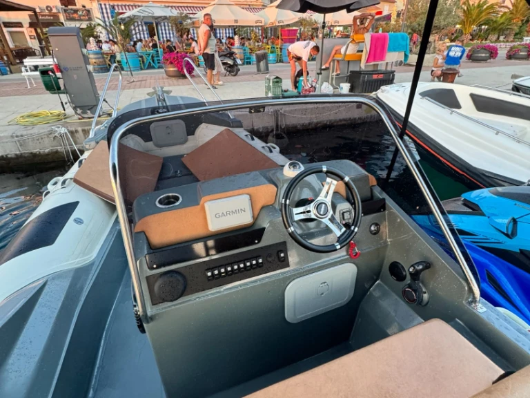 Semi-rigide à louer à Biograd na Moru au meilleur prix