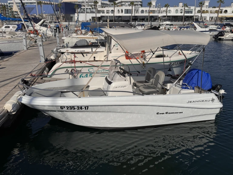 Louez un Jeanneau Cap Camarat 4.7 CC Style à Alicante
