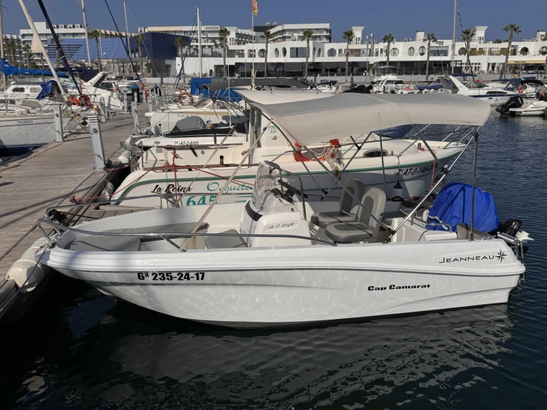 Location Bateau à moteur à Alicante - Jeanneau Cap Camarat 4.7 CC Style