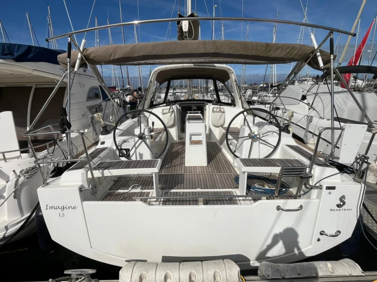 Location bateau Bénéteau Oceanis 38.1 à Les Sables-d'Olonne sur Samboat