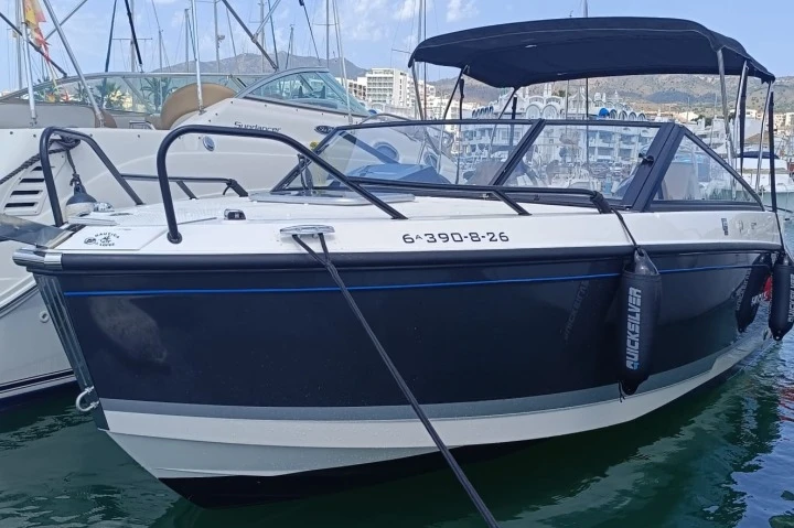 Bateau à moteur à louer à Puerto Marina Benalmadena au meilleur prix