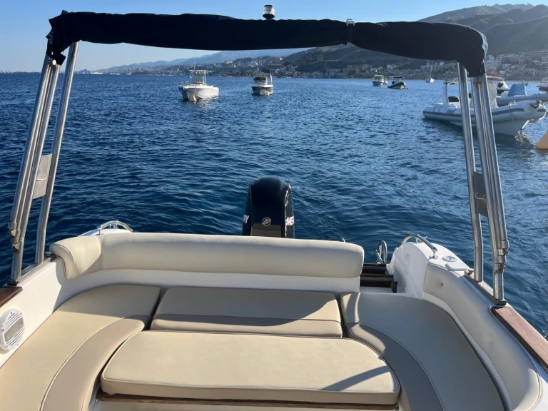 Bateau à moteur à louer à Messine au meilleur prix