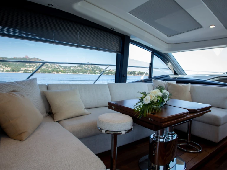 Location bateau Saint-Raphaël pas cher Princess V55