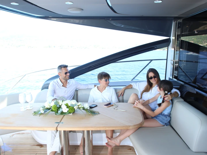 Louez un Princess Princess V55 à Port de Saint Tropez