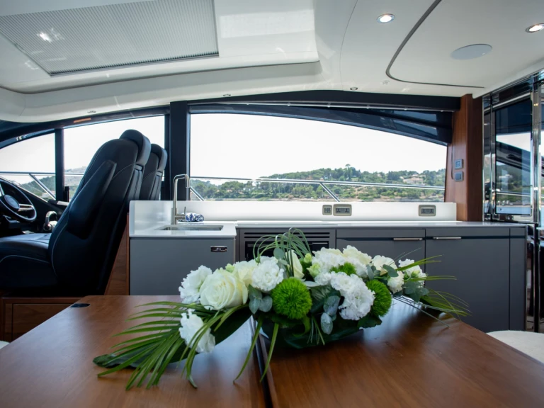 Location bateau Port de Saint Tropez pas cher Princess V55