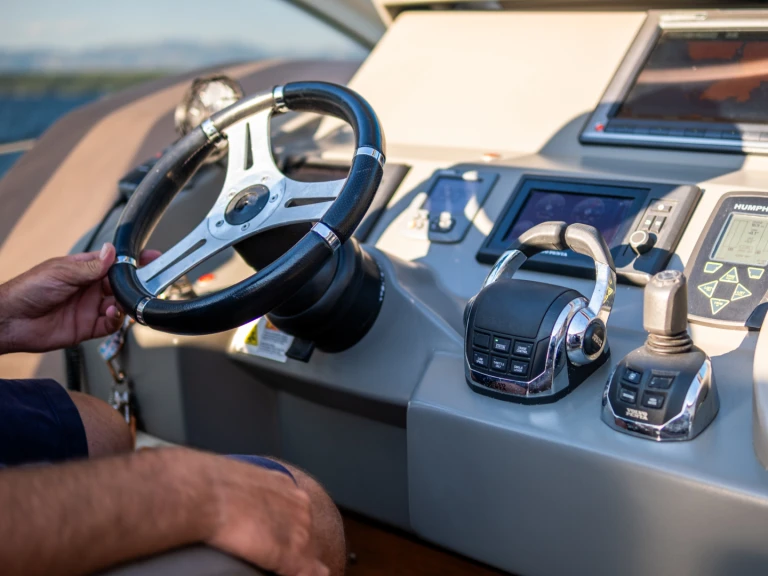 Location bateau Cranchi Cranchi 56 ST à Split sur Samboat