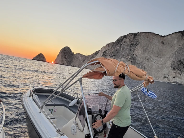 Bateau à moteur à louer à Laganás au meilleur prix