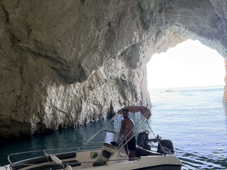 Bateau à moteur à louer à Laganás au meilleur prix