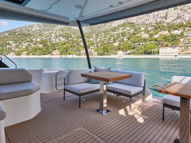 Louer Bateau à moteur avec ou sans skipper Prestige à Castellammare di Stabia