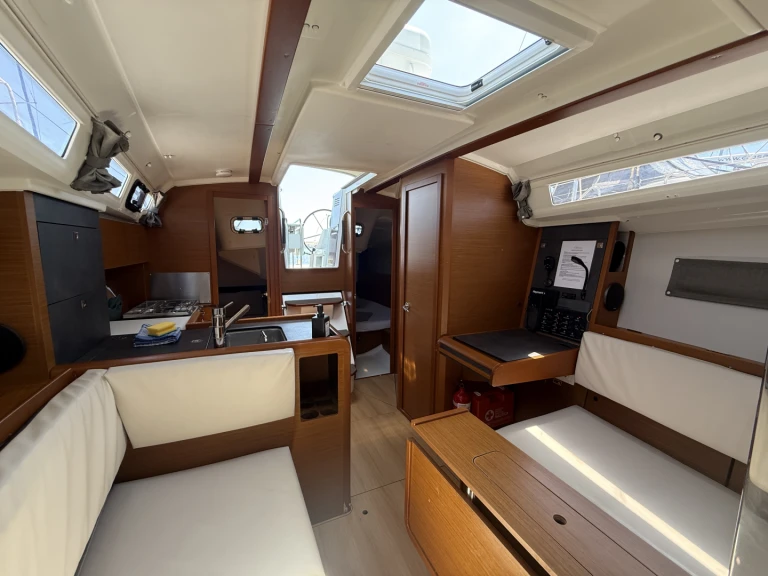 Location bateau Jeanneau Sun Odyssey 349 à Pula sur Samboat