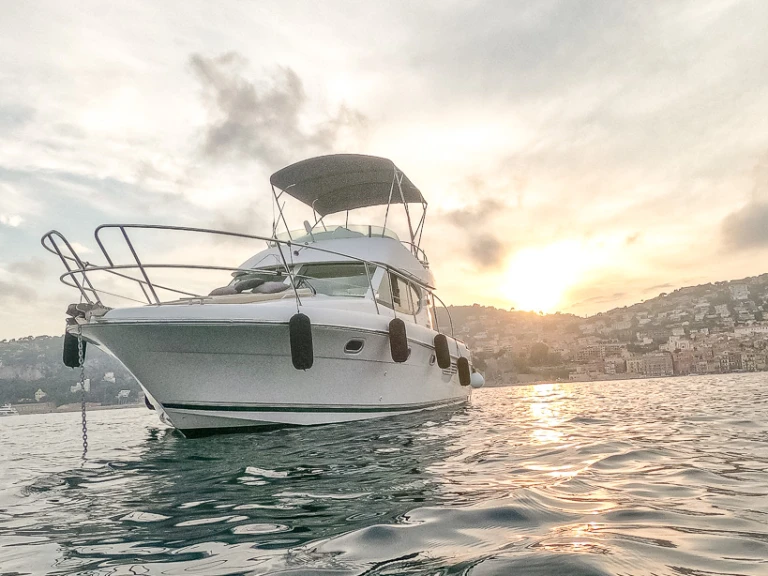 Louez un Jeanneau Prestige 32 Fly à Nice