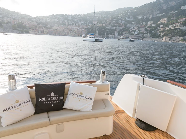 Location bateau Jeanneau Prestige 32 Fly à Nice sur Samboat