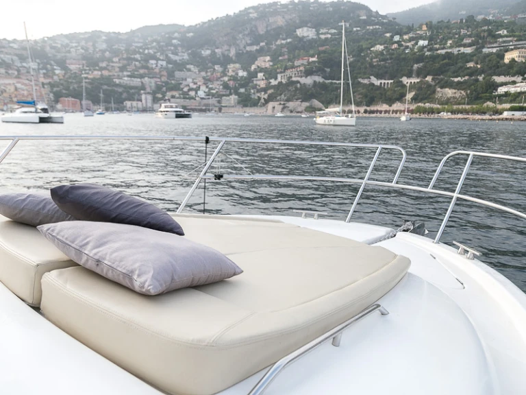 Louer Bateau à moteur avec ou sans skipper Jeanneau à Nice
