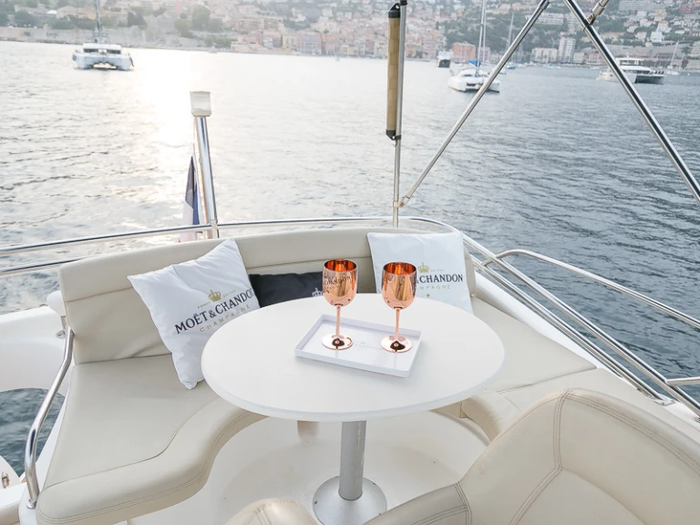 Location bateau Jeanneau Prestige 32 Fly à Nice sur Samboat