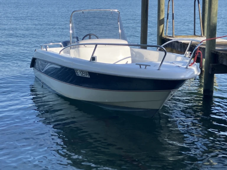 Bateau à moteur à louer à Douanne au meilleur prix