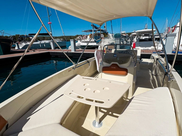 Location bateau Invictus  Invictus 190 FX à Port de Port Mahon sur Samboat
