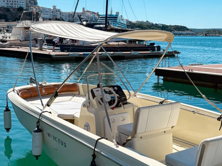 Louer Bateau à moteur avec ou sans skipper Invictus  à Port de Port Mahon