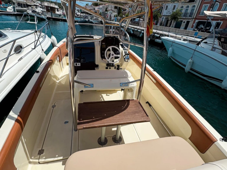 Location bateau Port Mahon pas cher Invictus 240 FX