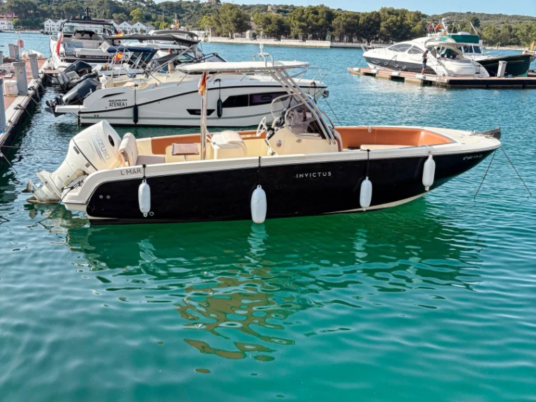 Louer Bateau à moteur avec ou sans skipper Invictus  à Port Mahon