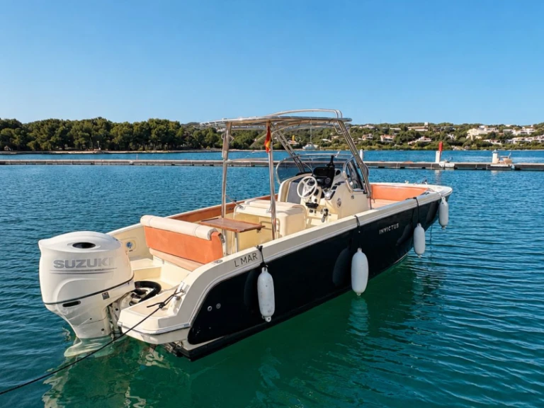 Location Bateau à moteur Invictus  avec permis