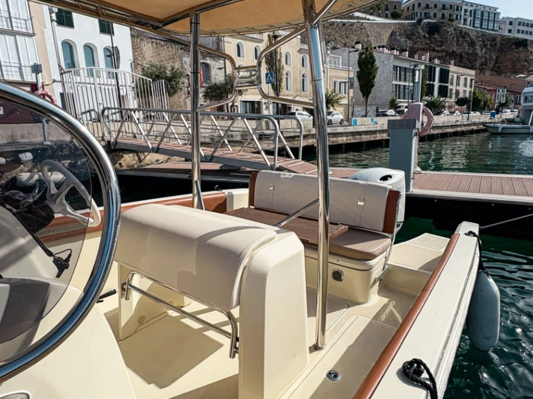 Bateau à moteur à louer à Port Mahon au meilleur prix