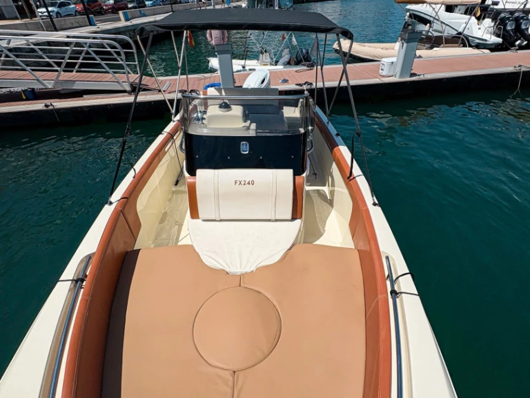 Location bateau Port Mahon pas cher Invictus 240 FX