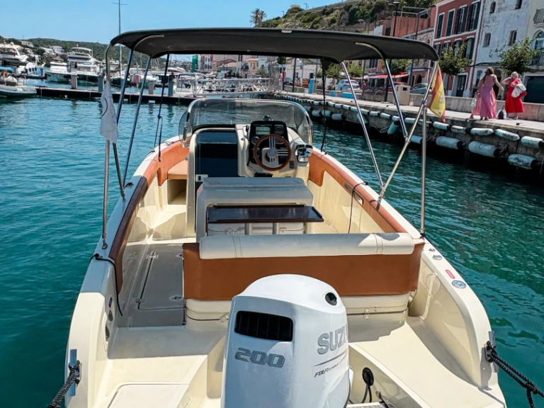 Louer Bateau à moteur avec ou sans skipper Invictus  à Port Mahon