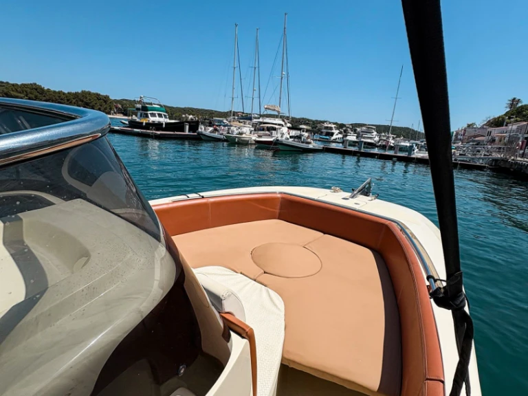 Location Bateau à moteur Invictus  avec permis