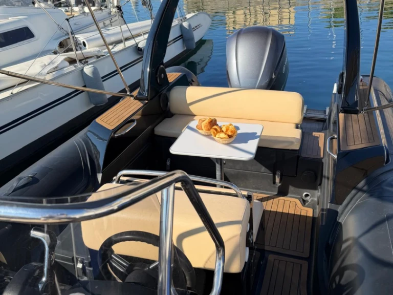 Louer Semi-rigide avec ou sans skipper Capelli à Ajaccio
